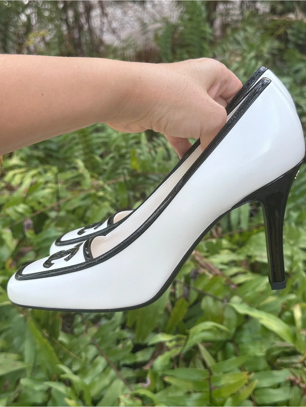 2026B CHANEL WHITE AND BLACK LEATHER PUMPS HEELS SHOES with GOLD CC LOGO 40
